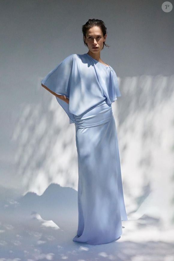 Com modelagem digna de tapete vermelho, o vestido acetinado azul-claro da Zara aposta em mangas assimétricas e drapeado elegante para elevar os looks de inverno