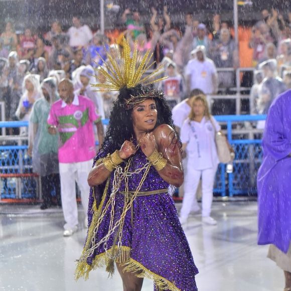 Rainha de bateria Evelyn Bastos, da Mangueira, no carnaval 2020: fantasia polêmica representou Jesus Cristo em desfile debaixo de muita chuva