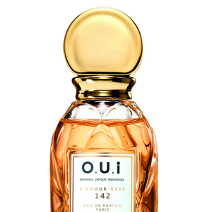 Perfume O.U.i L’Amour-Esse 142 Eau de Parfum traz um floral branco e envolvente, com flor de laranjeira e a presença do ylang-ylang, fechando com musk.