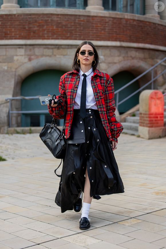 Outra forma atual de usar a blusa xadrez é como terceira peça, usada aberta sobre uma regata ou top. Funciona bem com jeans, vestidos lisos ou até mesmo com macacões.