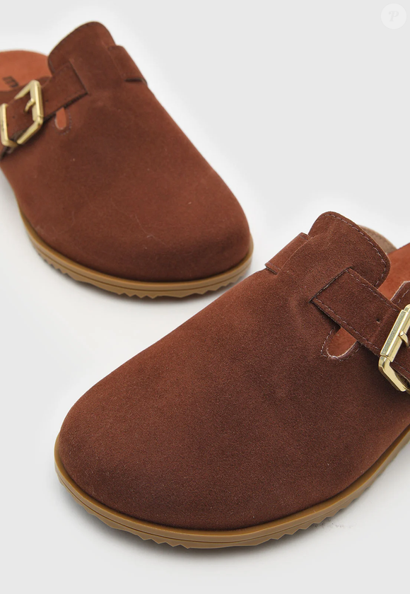 Quem procura um calçado versátil para a Primavera/Verão 2026-2027 pode encontrar no mule marrom da Moleca uma opção para variar o guarda-roupa. À venda na Dafiti, o modelo tem bico arredondado e fivela metálica