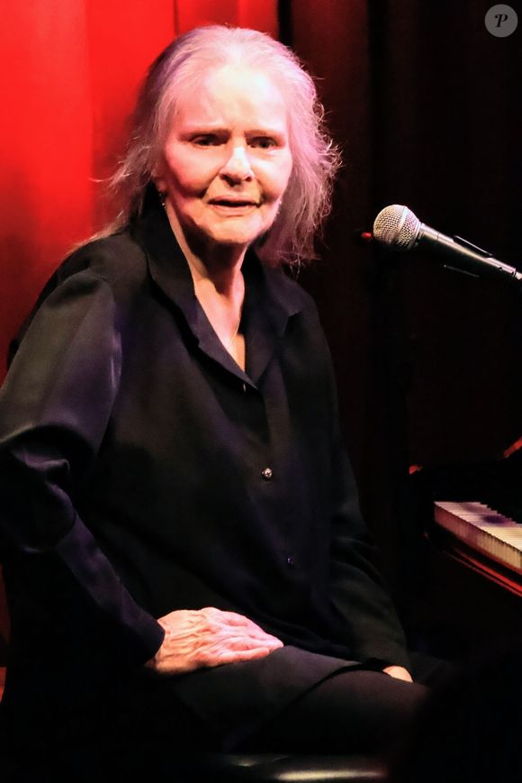 Angela Ro Ro deixa um apartamento no Rio e um terreno no interior do estado, herdado de seus pais; cantora por não ter feito o inventário pode ver patrimônio ir para o estado