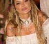Marcela Mc Gowan usou um vestido de noiva com decote ciganinha para o casamento com Luiza Martins