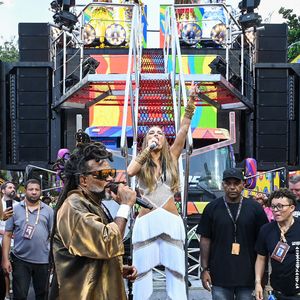 Claudia Leitte responde: "Que Deus abençoe vocês", diz cantora após vaias no trio elétrico.