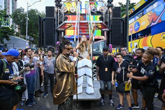 Claudia Leitte responde: "Que Deus abençoe vocês", diz cantora após vaias no trio elétrico.