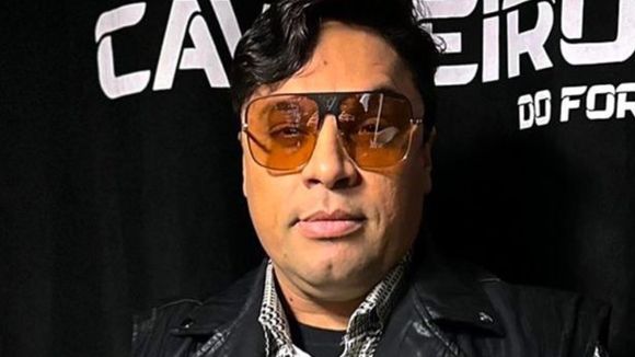 Morre Neto Araújo, ex-'Cavaleiros do Forró', aos 42 anos: forrozeiro potiguar foi encontrado sem vida pela esposa em casa; aos detalhes