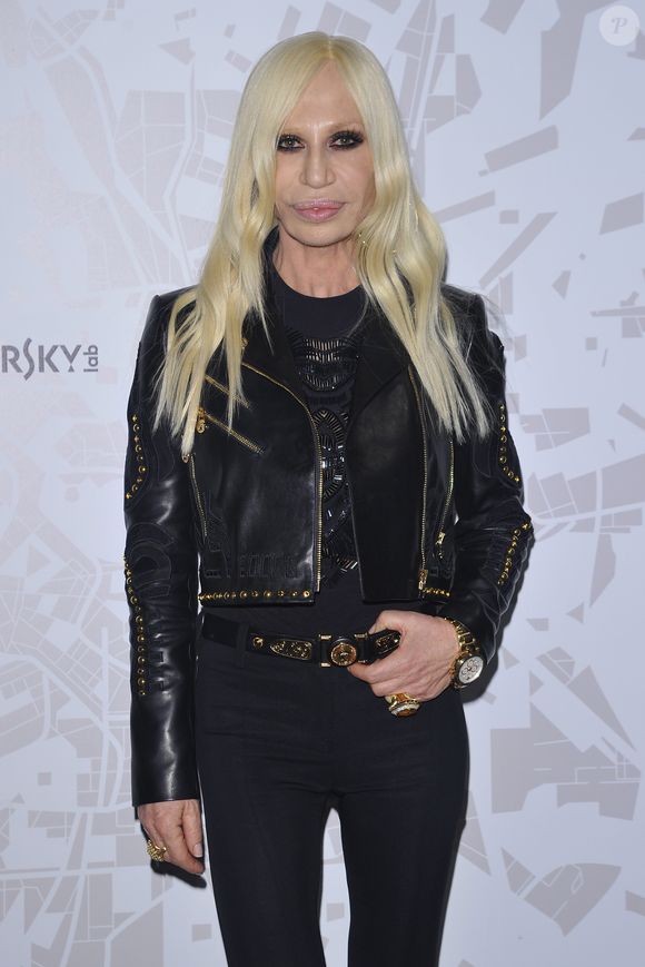 2014: neste clique, Donatella Versace repetiu seu padrão de maquiagem, com a pele simples e os olhos esfumaçados