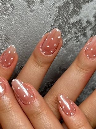 Para usar em junho: 10 ideias de unhas com efeito perolado