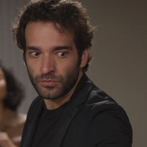 Afonso entrega a Odete um relatório sobre as finanças da TCA, onde constata que Marco Aurélio vem extorquindo a empresa há anos.