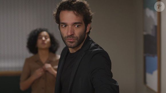 Afonso entrega a Odete um relatório sobre as finanças da TCA, onde constata que Marco Aurélio vem extorquindo a empresa há anos.