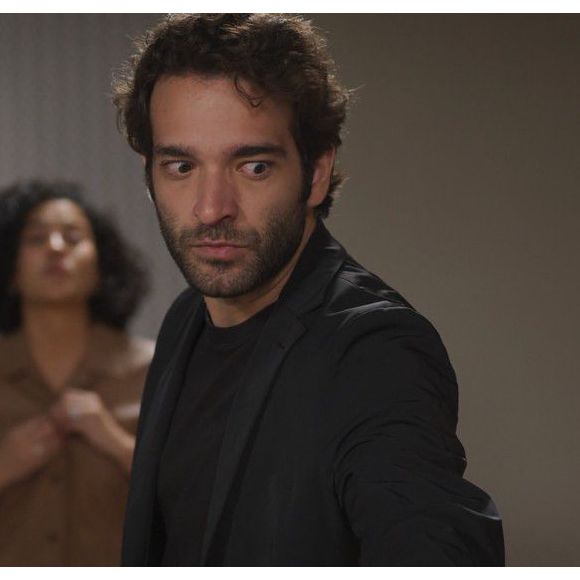 Afonso entrega a Odete um relatório sobre as finanças da TCA, onde constata que Marco Aurélio vem extorquindo a empresa há anos.