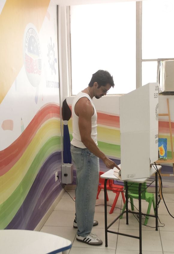 Rodrigo Simas vota em colégio eleitoral; fotógrafo clicou o ator no exato momento em que digita os números para presidência