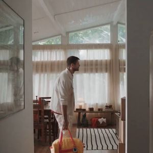 Jonas Sulzbach, rival de Ana Paula Renault no BBB 26, revive apelido dado pela loira em comercial de 'Os Outros', da Globoplay