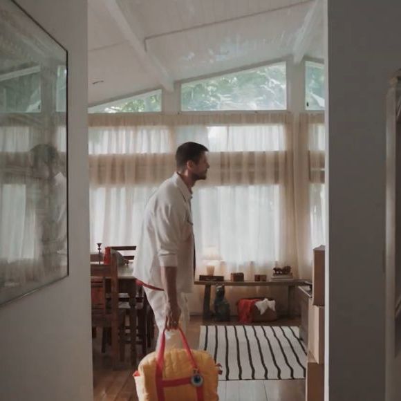 Jonas Sulzbach, rival de Ana Paula Renault no BBB 26, revive apelido dado pela loira em comercial de 'Os Outros', da Globoplay