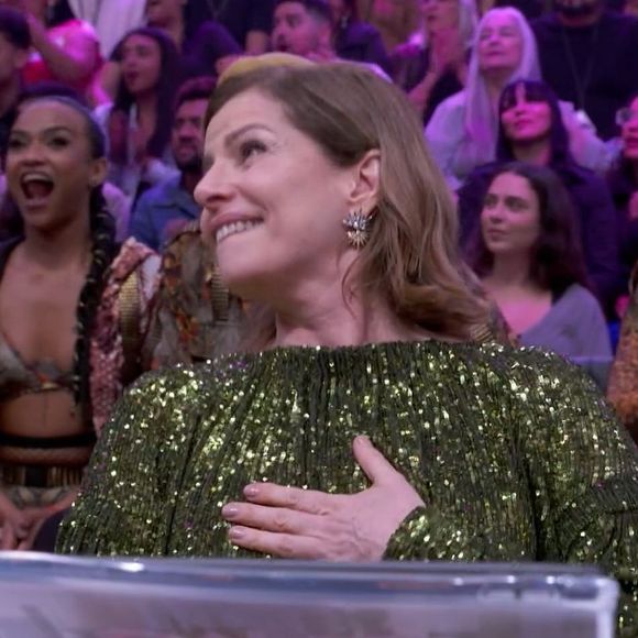 Debora Bloch se emocionou no palco do 'Domingão'