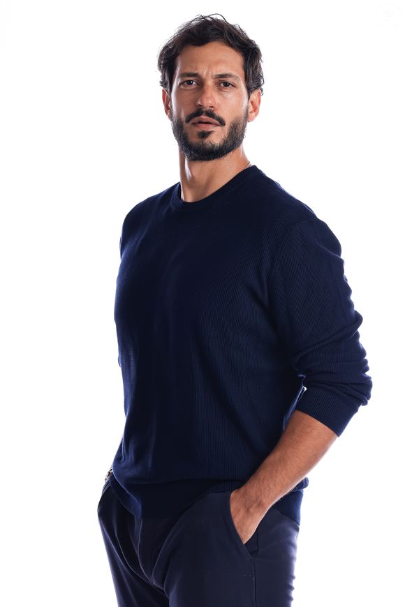 Raphael Vianna interpreta Fernando Vergara na novela 'Uma Babá Milionária', do Globoplay: ele é um poderoso CEO, que já teve envolvimento com Carolina (Laryssa Ayres).