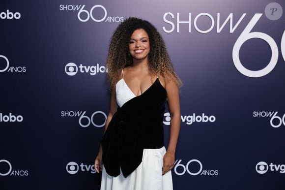 Elegante, a atriz optou por look preto e branco