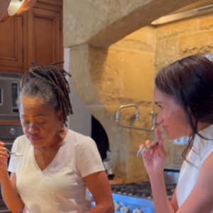 Mãe de Meghan Markle, Doria Ragland provou o doce sob os olhares atentos da filha.