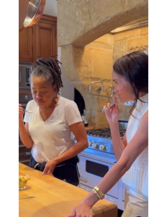 Mãe de Meghan Markle, Doria Ragland provou o doce sob os olhares atentos da filha.