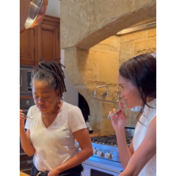 Mãe de Meghan Markle, Doria Ragland provou o doce sob os olhares atentos da filha.