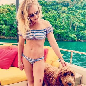 Biquíni cintura baixa: Que tal inovar com modelos de biquíni diferentes? Esse de Angélica era listrado, que nunca sai de moda, e tinha um detalhe nos ombros.