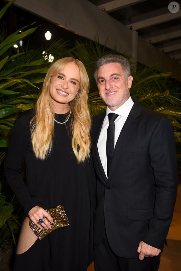 Simpáticos, Angélica e Luciano Huck posaram para os fotógrafos de plantão na porta do casamento de Esther Marques e Adolpho Mello