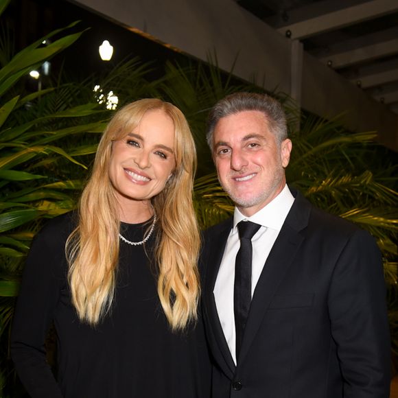 Simpáticos, Angélica e Luciano Huck posaram para os fotógrafos de plantão na porta do casamento de Esther Marques e Adolpho Mello