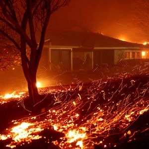 Intensos incêndios causam destruição em Los Angeles.