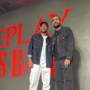 Neymar, longe das polêmicas, foi visto em clima descontraído ao lado do surfista Pedro Scooby