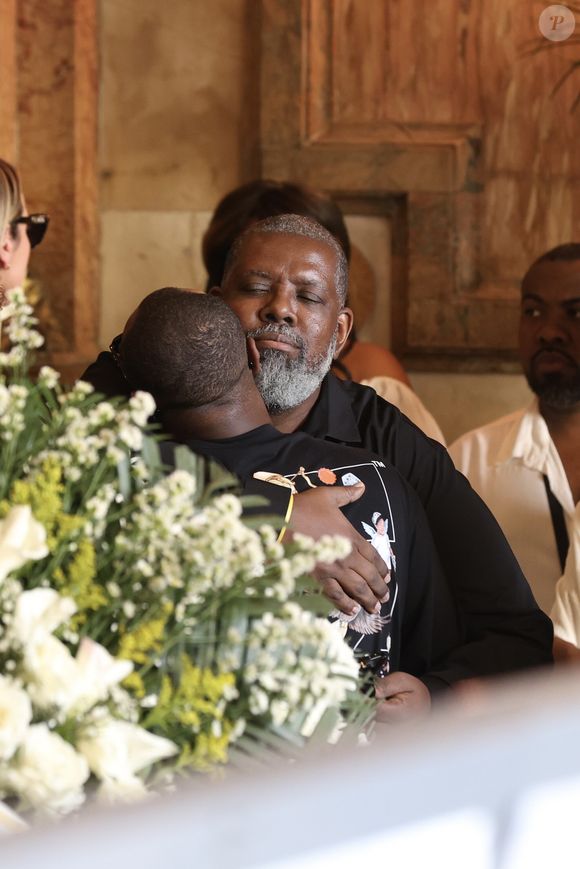 Velório de Preta Gil: Thiaguinho recebeu o conforto de Péricles no adeus à cantora