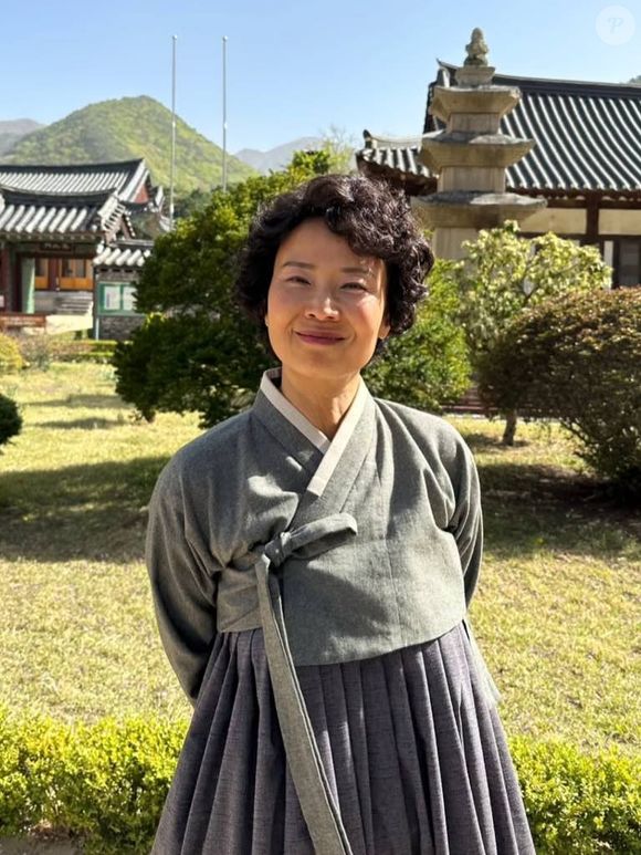 Veterana na TV coreana, o primeiro dorama de Oh Min-ae é 'Friend, Our Legend', de 2009. Na foto, ela aparece em 'Se a Vida Te Der Tangerinas...' como a mãe de Gwan-sik