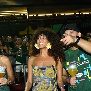 Taís Araújo elegeu um vestido amarelo com detalhes em azul pouco acima do joelho