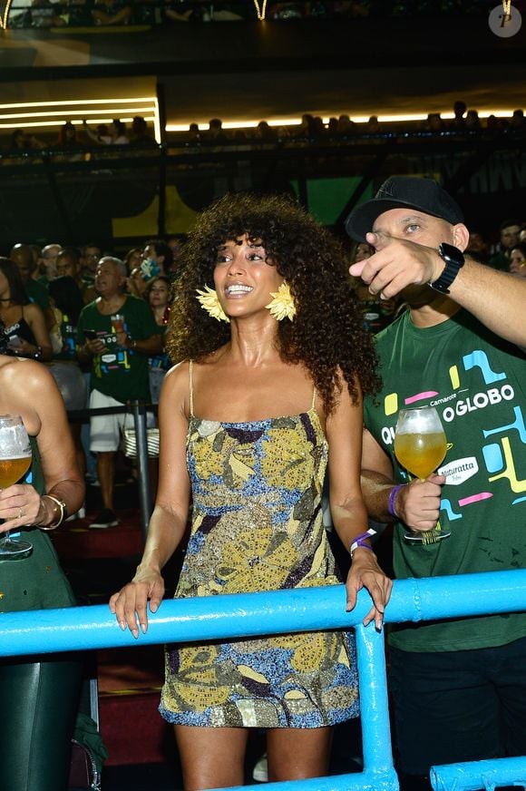 Taís Araújo elegeu um vestido amarelo com detalhes em azul pouco acima do joelho