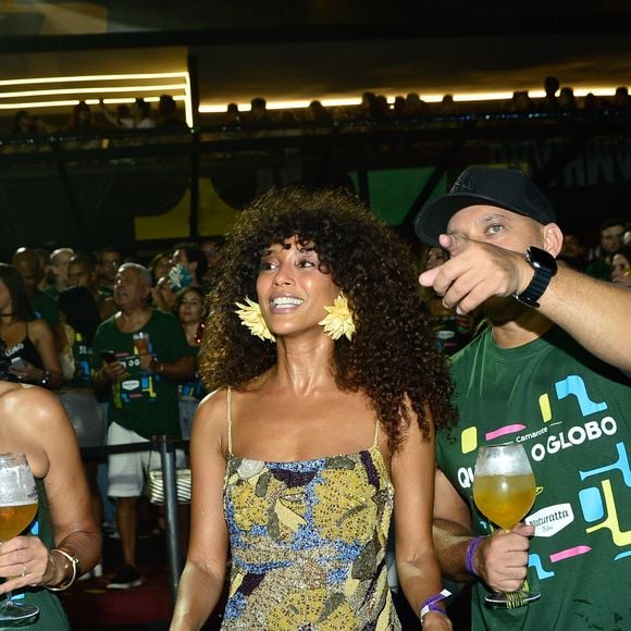 Taís Araújo elegeu um vestido amarelo com detalhes em azul pouco acima do joelho