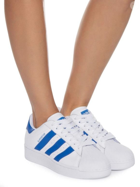 O tênis Adidas Superstar Azul-Jeans combina com looks variados, dos casuais aos mais estilosos