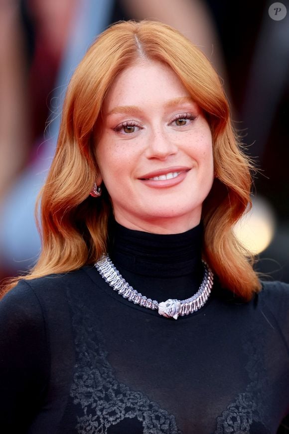 As joias de pantera usadas por Marina Ruy Barbosa ganharam protagonismo na produção. O conjunto, com bracelete e colar em ouro branco e diamantes, reforçou a proposta luxuosa escolhida pela atriz para o tapete vermelho