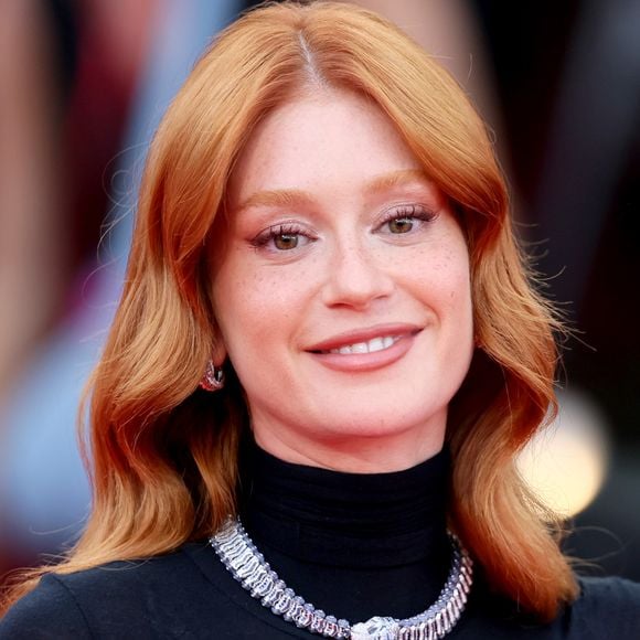 As joias de pantera usadas por Marina Ruy Barbosa ganharam protagonismo na produção. O conjunto, com bracelete e colar em ouro branco e diamantes, reforçou a proposta luxuosa escolhida pela atriz para o tapete vermelho