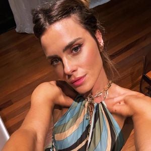 Carolina Dieckmann aposta em estampa psicodélica e Paolla Oliveira exala elegância em alfaiataria