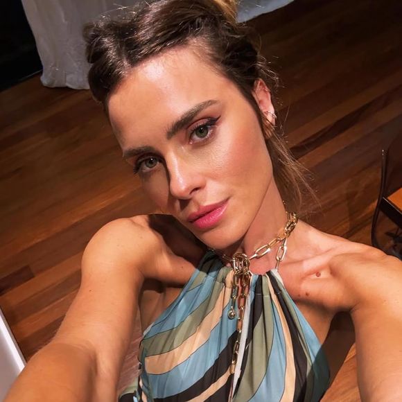 Carolina Dieckmann aposta em estampa psicodélica e Paolla Oliveira exala elegância em alfaiataria