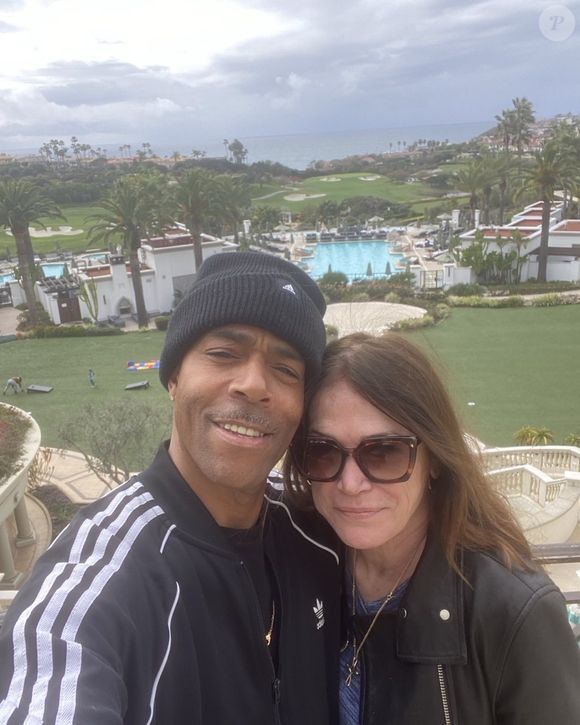 Kim Delaney foi presa sob acusações de agressão criminosa com probabilidade de causar lesões corporais graves, já o marido foi detido por contravenção de violência doméstica