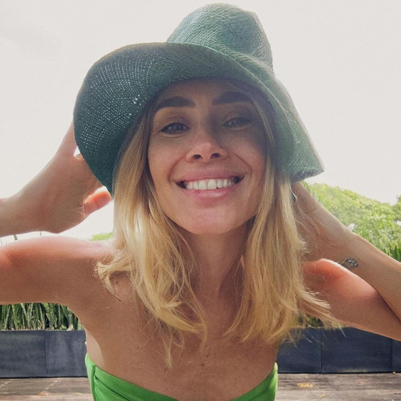 A atriz Carolina Dieckmann não descuida dos cuidados com o cabelo no verão: ela ama chapéus para proteger os fios