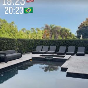 A mansão também conta com área externa com piscina e churrasqueira