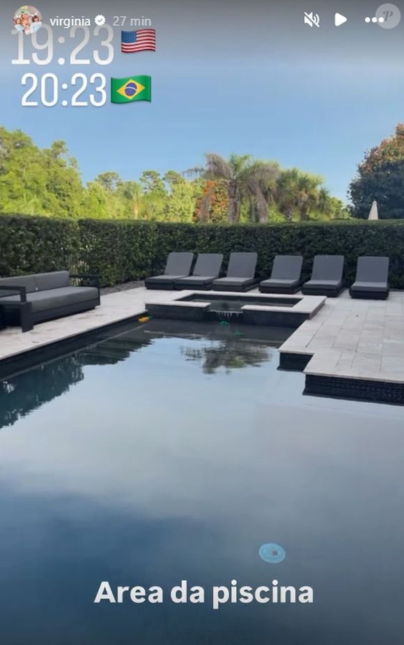 A mansão também conta com área externa com piscina e churrasqueira