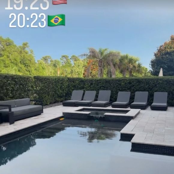 A mansão também conta com área externa com piscina e churrasqueira