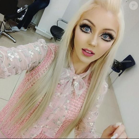 Barbie Humana também buscou afinar o rosto e manter o seu corpo magro