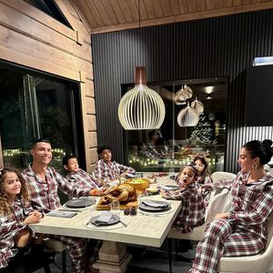 Entre piscinas, áreas gourmet e salas gigantescas, Cristiano Ronaldo costuma compartilhar registros intimistas em suas mansões ao redor do mundo