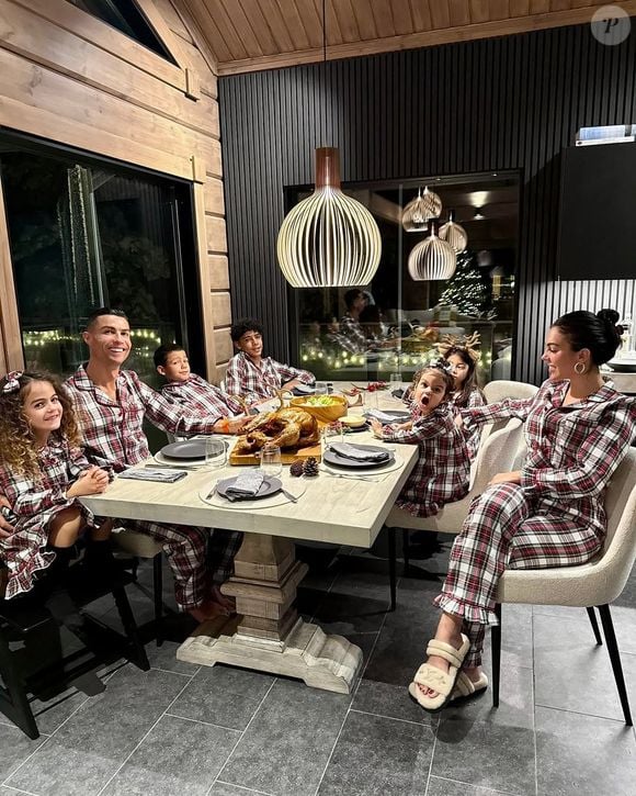 Entre piscinas, áreas gourmet e salas gigantescas, Cristiano Ronaldo costuma compartilhar registros intimistas em suas mansões ao redor do mundo