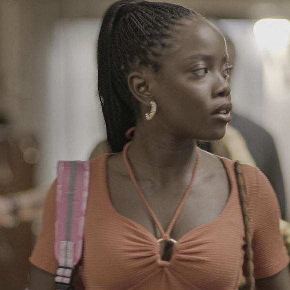 Leo conta a Filipa que Danilo se entregou à polícia e negou a ajuda de um advogado.