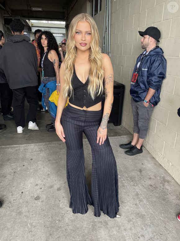 Famosos esbanjam estilo em seus looks do primeiro dia do Lollapalooza 2024