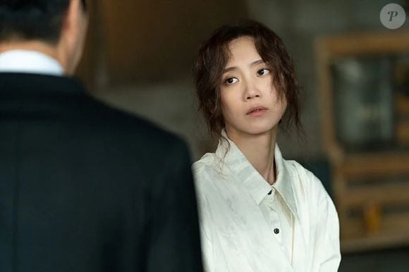 Por outro lado, Gu Hae-won, vivida por Shin Hyun-been, é uma professora de artes que teve uma vivência mais humilde